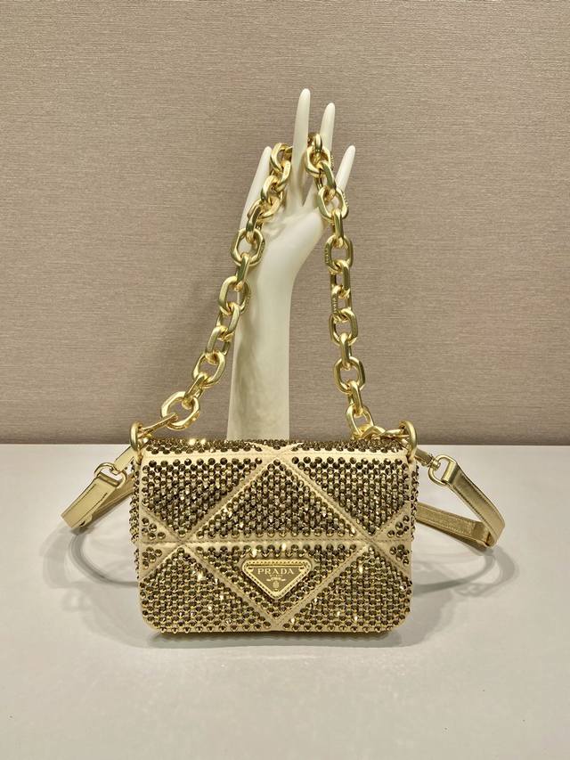 特级原厂新款水晶包1Bd329 这款采用通体仿水晶和手工缝线 ，翻盖设计，配有可拆卸可调式软羊革肩带 ，和可拆卸链条肩带 ，又可肩背 手提 斜跨 ，太完美Bli