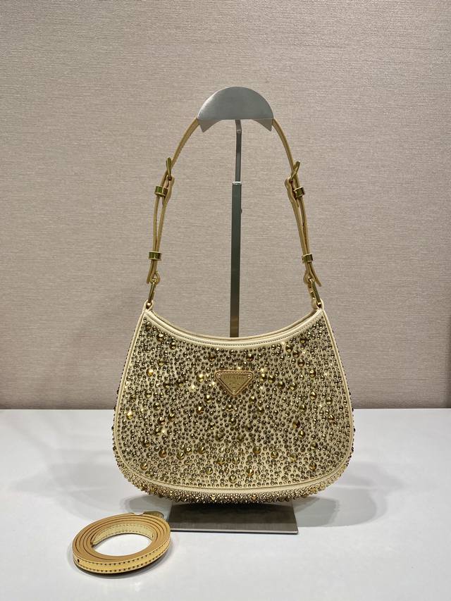 特级版本 满天星腋下包1Bc169 年金色 这款Cleo 缎面手袋覆满大小各异的闪耀进口水晶,可调式两条交换牛皮肩带,便于肩背 斜跨设计,焕发精致魅力。复古的弧 特级版本 满天星腋下包1Bc169 年金色 这款Cleo 缎面手袋覆满大小各异的闪耀进口水晶,可调式两条交换牛皮肩带,便于肩背 斜跨设计,焕发精致魅力。复古的弧