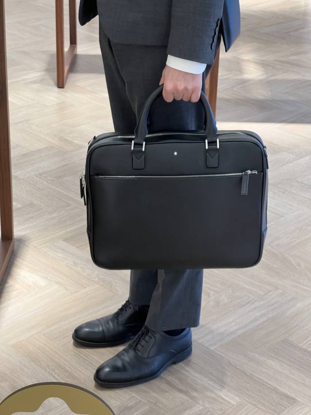 Montblanc 全新万宝龙匠心系列中号公文包 ，原单高品质，黑色专柜专用头层十字纹牛皮，万宝龙经典匠心系列秉承品牌的悠久传统，全系列包含丰富的大皮具和小皮具