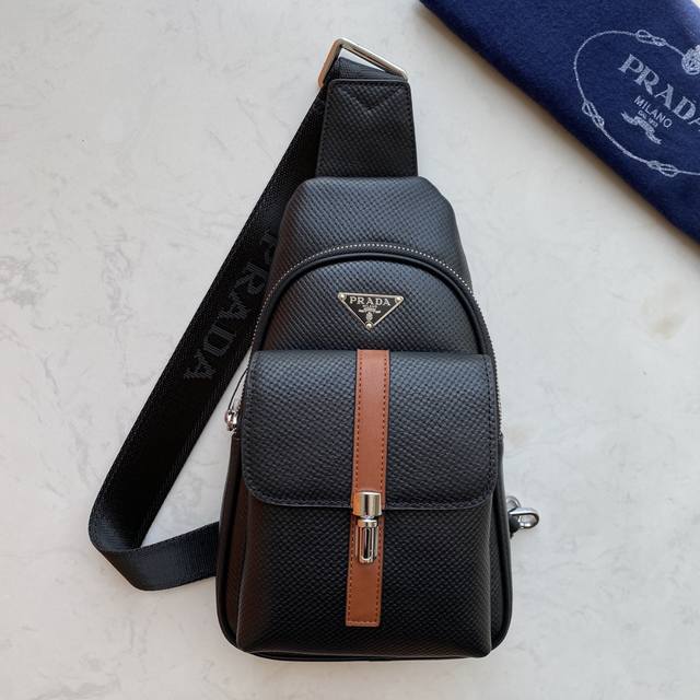 Prada最新款男士胸包-高品质,霸气十足的男士胸包款,男神必备实用性非常全面 ,空间大,顶级原版牛皮顶级做工,手工一流,零瑕疵,识货首选。市场最顶级最好的货专 Prada最新款男士胸包-高品质,霸气十足的男士胸包款,男神必备实用性非常全面 ,空间大,顶级原版牛皮顶级做工,手工一流,零瑕疵,识货首选。市场最顶级最好的货专