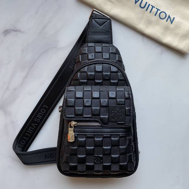 顶级老鼠狠货 ，最新火爆款，顶级进口皮高端胸包 火爆款大量出货啦,叫嚣专柜货顶级原单货纸上谈兵吹牛皮的咱不会，请让狠货说话。款式可以复制抄袭，材料做工骗不了懂的