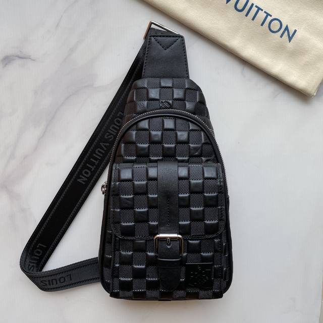 顶级老鼠狠货 ，最新火爆款，顶级进口皮高端胸包 火爆款大量出货啦,叫嚣专柜货顶级原单货纸上谈兵吹牛皮的咱不会，请让狠货说话。款式可以复制抄袭，材料做工骗不了懂的