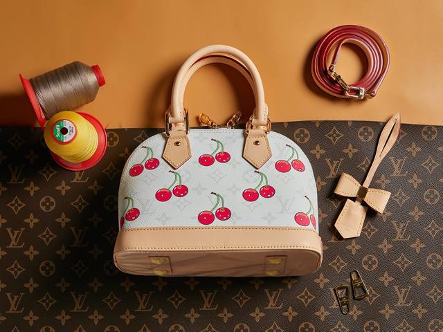 顶级原单 独家实拍 动态163 M14234 樱桃 Alma Bb手提包作为Louis Vuitton X Murakamis系列欢乐再版的一部分，做出了别致的