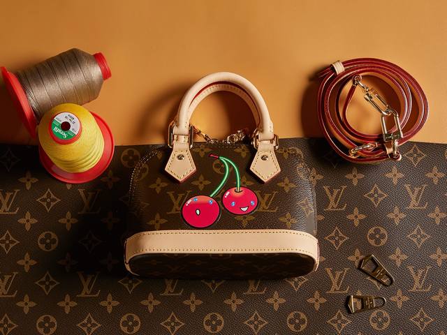 顶级原单 独家实拍 动态163 M13416 樱桃 Nano Alma St以珠宝比例设计，以路易威登X村上系列第二版的异想天开的樱桃图案提升了俏皮精神。它以M