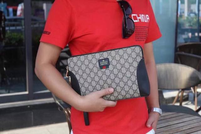 顶级Gucci款最爆款男士休闲包意大利进口顶级牛皮无可挑剔的五金配件.名师设计，资深裁缝完美版型上手效果极佳设计理念独特，带有密码锁 成功男士首选实物拍摄颜色：