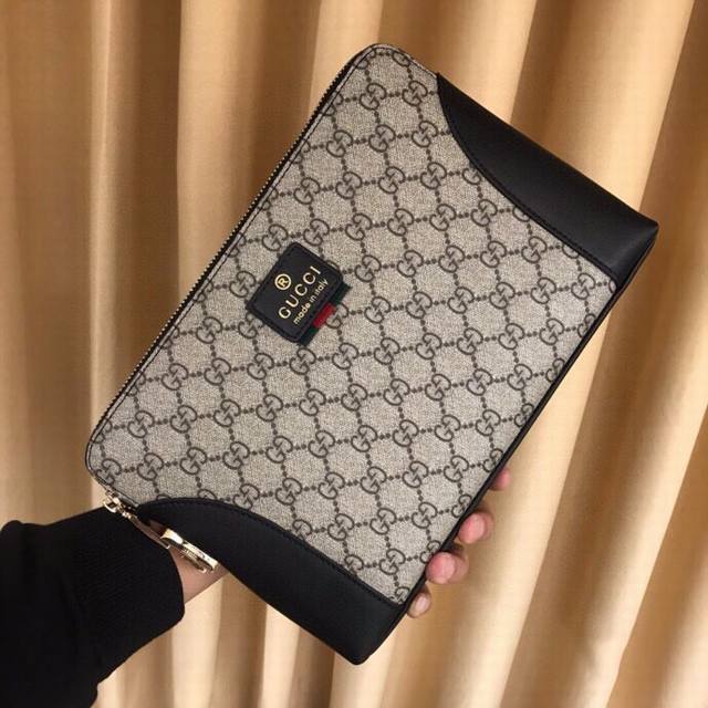 顶级Gucci款最爆款男士休闲包意大利进口顶级牛皮无可挑剔的五金配件.名师设计，资深裁缝完美版型上手效果极佳设计理念独特，带有密码锁 成功男士首选实物拍摄颜色：