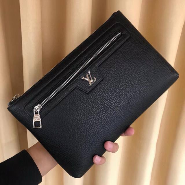 V家 顶级原单品质新款意大利产地 皇室品牌 非凡享受 男包手包 优选顶级牛皮融入原单五金 绝对爆款市场 款式独特 设计简约大方 顶级货 王者风范！尺寸：28-1