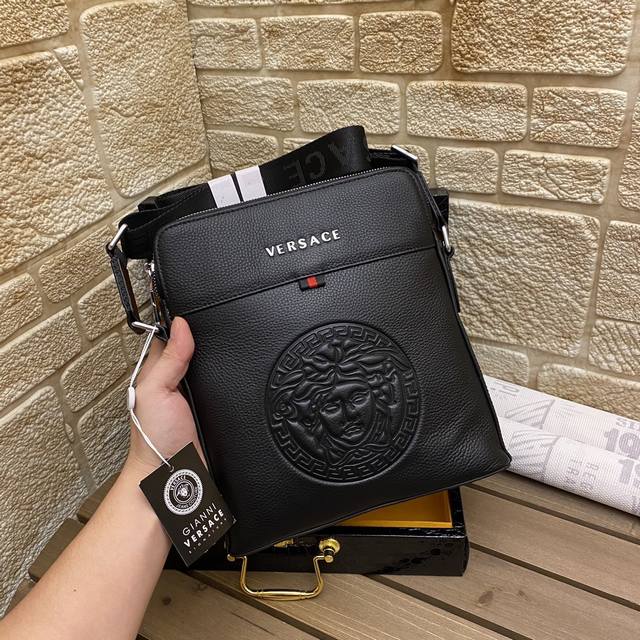 批 霸气原单货 型号：33105 顶级原单货 最新款式正品开模专柜同步。男士霸气斜跨包毛孔清晰可见 实物拍照、无添加任何效果 顶级进口原版头层牛、不是头层牛皮不