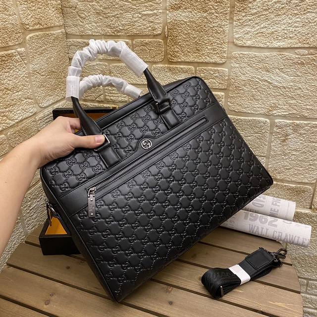 古奇 独家新款 型号 33113-1 商务休闲包 尺寸 38X29X6Cm 颜色 黑色 高端品质 顶级做工 材质 古奇Guccl 专柜代购新款原厂进口头层牛皮正
