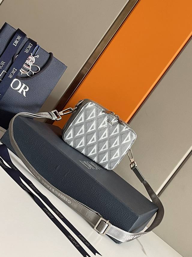 顶级原单 这款手拿信使包高雅实用,可收纳各种日常用品。采用迪奥灰 Cd Diamond 图案帆布精心制作,从 Dior 档案汲取灵感,饰以同色调光滑牛皮革细节。 顶级原单 这款手拿信使包高雅实用,可收纳各种日常用品。采用迪奥灰 Cd Diamond 图案帆布精心制作,从 Dior 档案汲取灵感,饰以同色调光滑牛皮革细节。