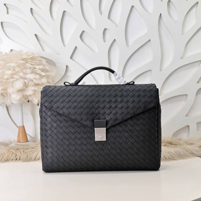 Bv-最新款男士手提包 公文包原单品质 官网同步 采用顶级打腊胎牛皮 手感超赞 专柜原装五金 独特的设计风格 完美至极 细节做工精致 大气中有内涵 高端上档次