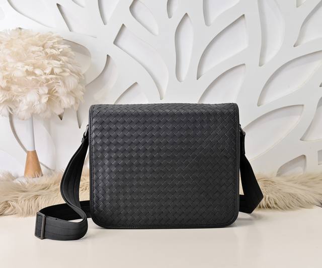 Bv-最新款男士斜挎包原单品质 官网同步 采用顶级打腊胎牛皮 手感超赞 专柜原装五金 独特的设计风格 完美至极 细节做工精致 大气中有内涵 高端上档次 高品质大