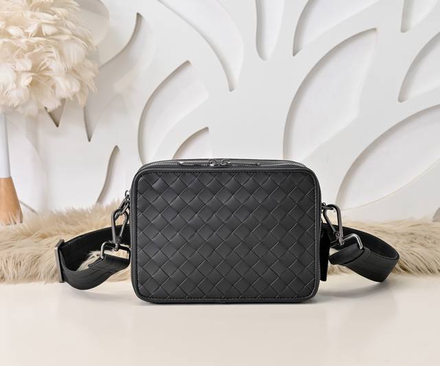 Bv-最新款男士斜挎包 宽编条 原单品质 官网同步 采用顶级打腊胎牛皮 手感超赞 专柜原装五金 独特的设计风格 完美至极 细节做工精致 大气中有内涵 高端上档次