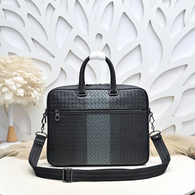 Bv-最新款男士公文包原单品质 官网同步 采用顶级打腊胎牛皮 手感超赞 专柜原装五金 独特的设计风格 完美至极 细节做工精致 大气中有内涵 高端上档次 高品质尺