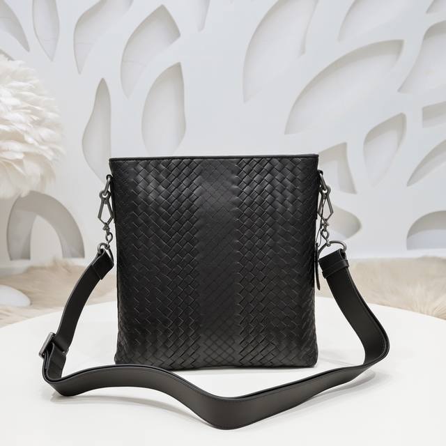 Bv-最新款男士斜挎包原单品质 官网同步 采用顶级打腊胎牛皮 手感超赞 专柜原装五金 独特的设计风格 完美至极 细节做工精致 大气中有内涵 高端上档次 高品质尺