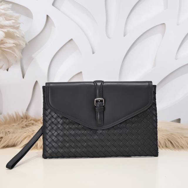 Bv-最新款男士手拿包原单品质 官网同步 采用顶级打腊胎牛皮 手感超赞 专柜原装五金 独特的设计风格 完美至极 细节做工精致 大气中有内涵 高端上档次 高品质尺