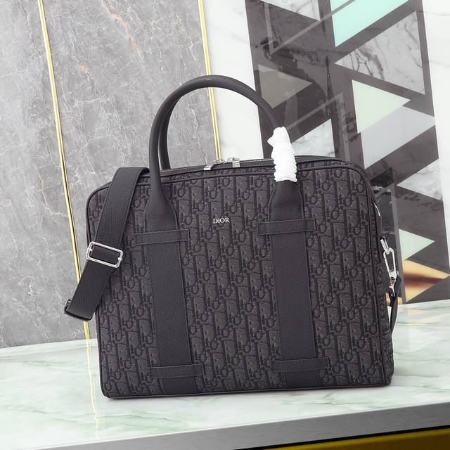 内置芯片专柜正品有售 原单质量 型号：1Essh186Umj 杏布提花 黑色 Oblique 印花 黑色牛皮革 正面金属覆层黄铜“Dior”标志 内部饰以浮雕“