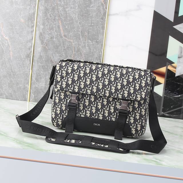 这款 Dior Explorer 手袋从经久不衰的信使包经典标识汲取灵感，重新演绎高订风格版本。采用标志性的米色和黑色 Oblique 印花提花面料精心制作，侧