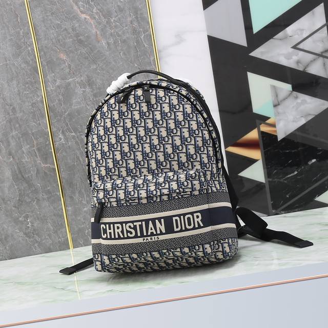 小号 Di0R Oblique 双肩背包款真的好好看～超级美～ 整个包包都是刺绣工艺完成的 复古风丝毫不输老款~可以当情侣款用，容量大 重量小 实用颜值又在线