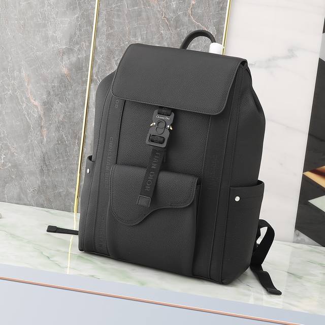 专柜正品有售 原单质量 Dior迪奥Oblique男士双肩背包 型号：1Adba143Tse_H28E 黑色全皮 米色和黑色 Oblique 印花 黑色粒面牛皮