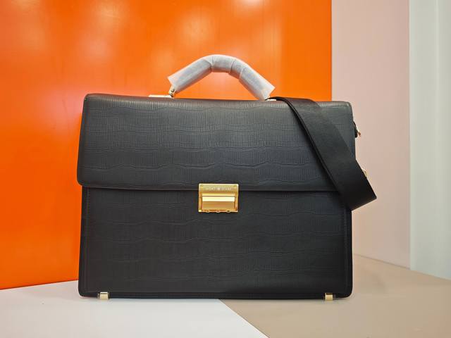 顶级专柜老鼠狠货 最新火爆款万宝龙不锈钢密码锁手提公文包火爆款大量出货啦,叫嚣专柜货顶级原单货纸上谈兵吹牛皮的咱不会，请让狠货说话。款式可以复制抄袭，材料做工骗