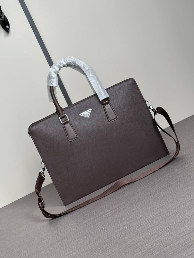 顶级专柜老鼠高端狠货 最新火爆款普拉达手掌纹手提公文包火爆款大量出货啦,叫嚣专柜货顶级原单货纸上谈兵吹牛皮的咱不会,请让狠货说话。款式可以复制抄袭,材料做工骗不 顶级专柜老鼠高端狠货 最新火爆款普拉达手掌纹手提公文包火爆款大量出货啦,叫嚣专柜货顶级原单货纸上谈兵吹牛皮的咱不会,请让狠货说话。款式可以复制抄袭,材料做工骗不