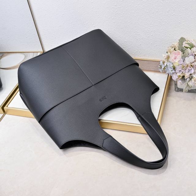 这款 Dior Privé 手袋是二零二五秋季 精致典雅。采用米色Dior Icons牛皮革精心制作，正面饰以精致的Dior 凹印标志提升格调。设有两个正面插袋