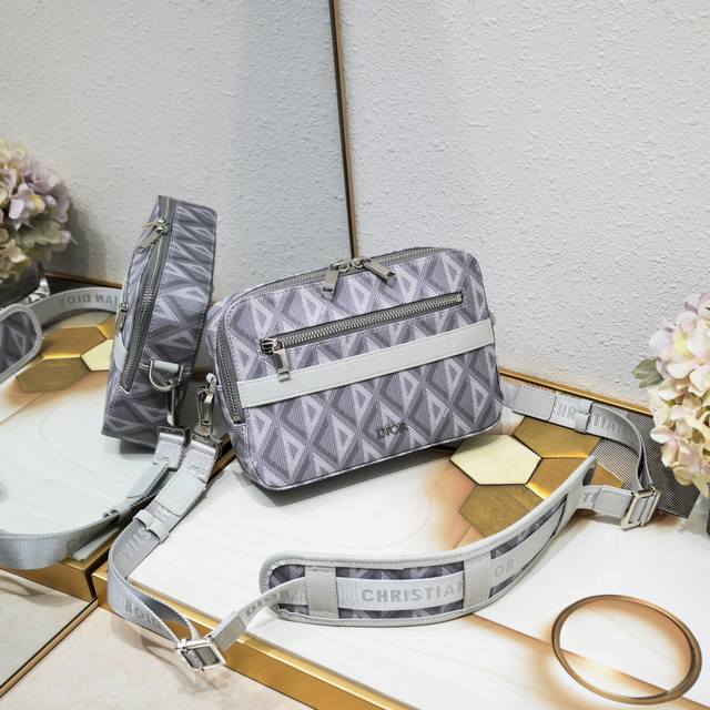 新款出货 配原版盒子 Dioя Homme老花相机包 新款Homme系列的相机包实在帅La ～ 简单有质感的设计对于日常即使不爱穿搭的男生都很友好 基础款搭配起