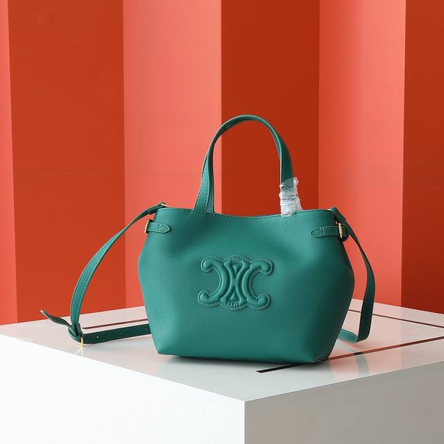 赛琳Celine 凯旋托特包. 越看越顺眼～越背越貌美～ 有了凯旋门金扣的点缀，视觉上的重点更加有精致迷人的浪漫也泰讨巧了叭~尺寸：21*9*20Cm，型号3