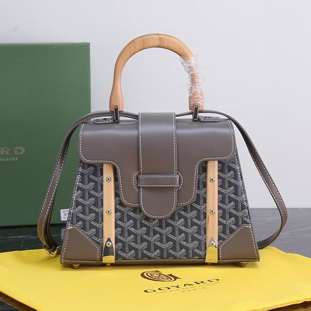 沉沦Saigon的极致美感 40Cm的西贡包在Goyard中绝对是王者存在 小身材大容量完全百搭的一款，尽显别致优雅的迷人风格 颜色：白色、粉色、黄色、橙色、棕