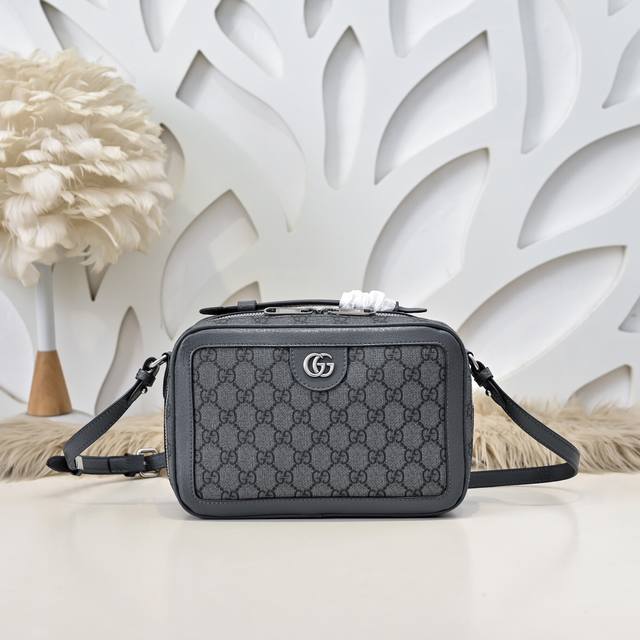 Gucci-古奇最新款男士斜挎包采用进口小牛皮 皮质柔软 手感超赞 做工精致 高贵五金 细节完美 时尚休闲百搭 质量与质感都能衬托出你独特的品味尺寸：24.16