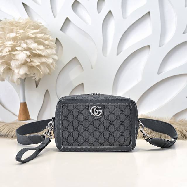 Gucci-古奇最新款男士斜挎包采用进口小牛皮 皮质柔软 手感超赞 做工精致 高贵五金 细节完美 时尚休闲百搭 质量与质感都能衬托出你独特的品味尺寸：22 14