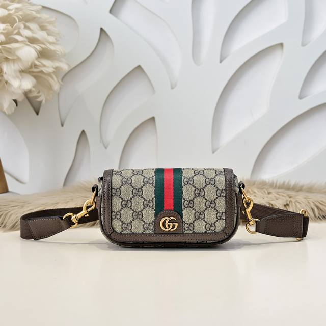 Gucci-古奇最新款男士迷你斜挎包 单肩包采用进口小牛皮 皮质柔软 手感超赞 做工精致 高贵五金 细节完美 时尚休闲百搭 质量与质感都能衬托出你独特的品味尺寸