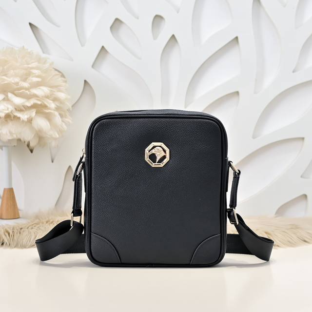 Stefano Ricci-史蒂芬 专柜最新款男士斜挎包采用进口小牛皮制作 皮质柔软 纹路清晰可见 手感超赞 高贵五金 时尚鹰头金标 质量看得见 高档大气上档次