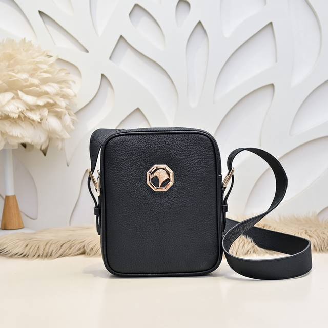 Stefano Ricci-史蒂芬 专柜最新款男士斜挎包采用进口小牛皮制作 皮质柔软 纹路清晰可见 手感超赞 高贵五金 时尚鹰头金标 质量看得见 高档大气上档次