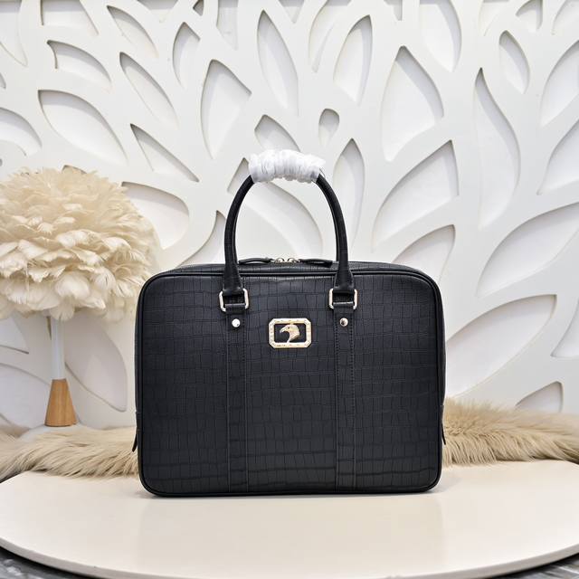 Stefano Ricci-史蒂芬 专柜最新款男士公文包采用进口小牛皮制作 皮质柔软 纹路清晰可见 手感超赞 高贵五金 时尚鹰头金标 质量看得见 高档大气上档次