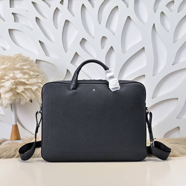 Mont Blanc 万宝龙-最新款男士公文包采用头层牛皮 皮质柔软 手感超赞 简约设计足以彰显其奢华感 细节品质毋庸置疑 高端大气上档次 百搭单品尺寸:38. Mont Blanc 万宝龙-最新款男士公文包采用头层牛皮 皮质柔软 手感超赞 简约设计足以彰显其奢华感 细节品质毋庸置疑 高端大气上档次 百搭单品尺寸:38.