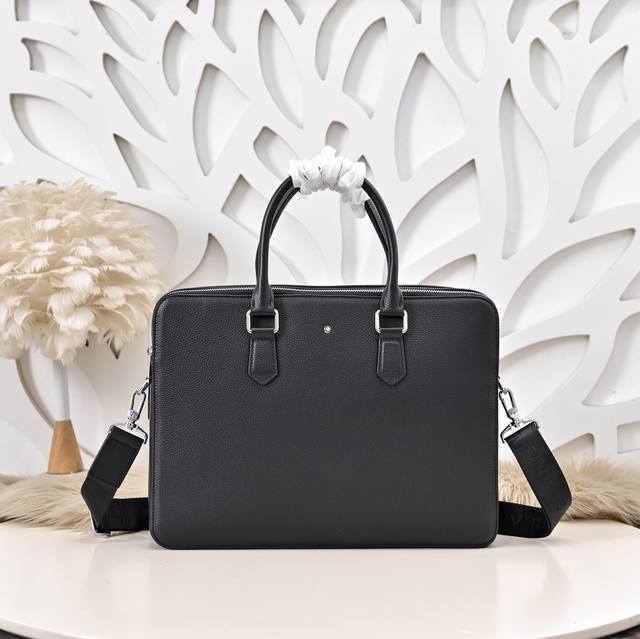 Mont Blanc 万宝龙-最新款男士手提公文包采用头层牛皮 皮质柔软 手感超赞 双拉款 独特设计足以彰显其奢华感 细节品质毋庸置疑 高端大气上档次 百搭单品 Mont Blanc 万宝龙-最新款男士手提公文包采用头层牛皮 皮质柔软 手感超赞 双拉款 独特设计足以彰显其奢华感 细节品质毋庸置疑 高端大气上档次 百搭单品