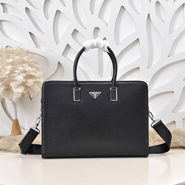 Prada-普拉达最新款男士公文包采用进口小牛皮 皮质柔软 手感超赞 版型超正 做工精致 细节完美 带置密码 时尚休闲百搭 质量与质感都能衬托出你独特的品味尺寸