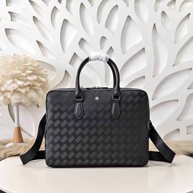 Mont Blanc 万宝龙-最新款男士手提公文包采用头层牛皮 皮质柔软 手感超赞 独特设计足以彰显其奢华感 细节品质毋庸置疑 高端大气上档次 百搭单品尺寸:3 Mont Blanc 万宝龙-最新款男士手提公文包采用头层牛皮 皮质柔软 手感超赞 独特设计足以彰显其奢华感 细节品质毋庸置疑 高端大气上档次 百搭单品尺寸:3