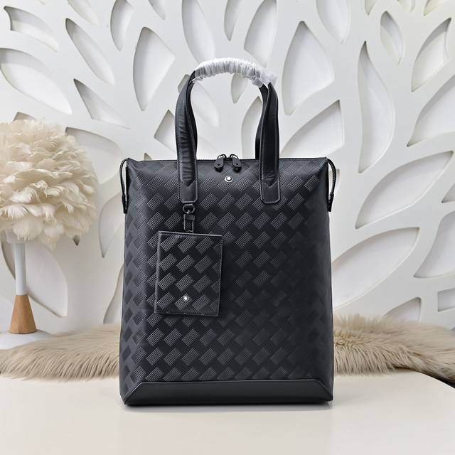 Mont Blanc 万宝龙-最新款男士手提包-竖款采用头层牛皮 皮质柔软 手感超赞 独特设计足以彰显其奢华感 细节品质毋庸置疑 高端大气上档次 百搭单品尺寸：