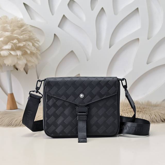 Mont Blanc 万宝龙-最新款男士斜挎包采用头层牛皮 皮质柔软 手感超赞 独特设计足以彰显其奢华感 细节品质毋庸置疑 高端大气上档次 百搭单品尺寸：24.