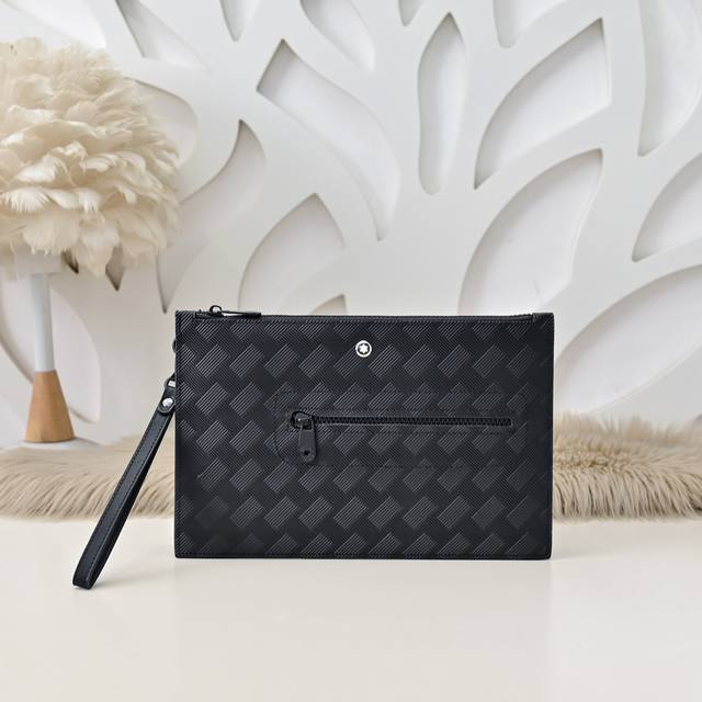 Mont Blanc 万宝龙-最新款男士手包采用头层牛皮 皮质柔软 手感超赞 独特设计足以彰显其奢华感 细节品质毋庸置疑 高端大气上档次 百搭单品尺寸：28.1