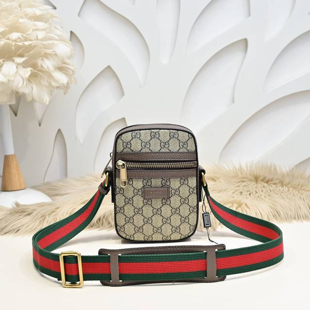 Gucci-古奇最新款男士斜挎包 单肩包采用进口小牛皮 皮质柔软 手感超赞 做工精致 高贵五金 细节完美 时尚休闲百搭 质量与质感都能衬托出你独特的品味尺寸：1