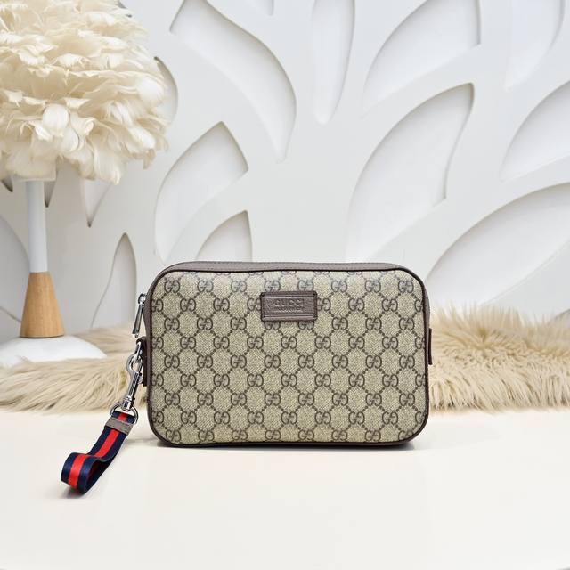 Gucci-古奇最新款男士手包采用进口小牛皮 皮质柔软 手感超赞 做工精致 高贵五金 细节完美 时尚休闲百搭 质量与质感都能衬托出你独特的品味尺寸：25.16.