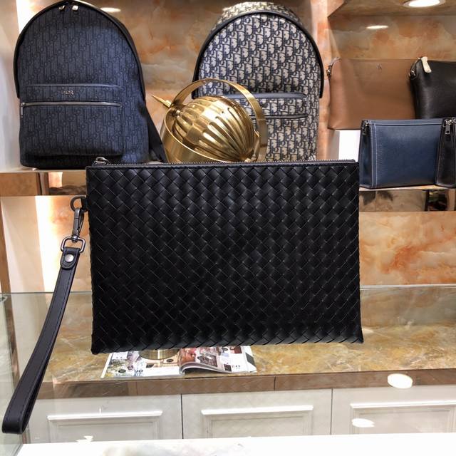 配盒子 Bv男士手包遵循传统手工艺精选打蜡牛皮材质 手工编织既可以作为钱包也可以当手包使用简洁款式 包身全编织 实用手带秘袋口拉链 内里拉链颜色：黑色，Size