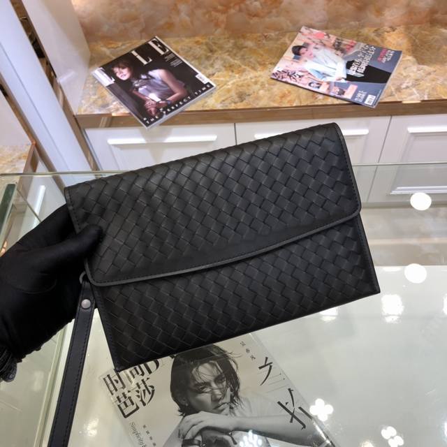 配盒子 Bv此款编织手包进口打蜡小牛皮制作，顶级做工造型纤薄轻盈，内部经过精心设计，袋口平行拉链，可折手拎带颜色：黑色，尺寸26 18 3Cm。