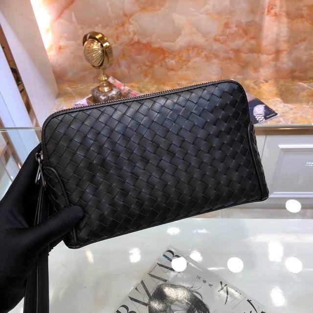 配盒子 Bv原单进口打蜡牛皮双拉手包此双拉手包虽小功能大，双拉链是主要特点，方便分类使用，内设2拉链口袋，3卡位，配手挽带，方便手提，手机票据等一包搞定！实用实