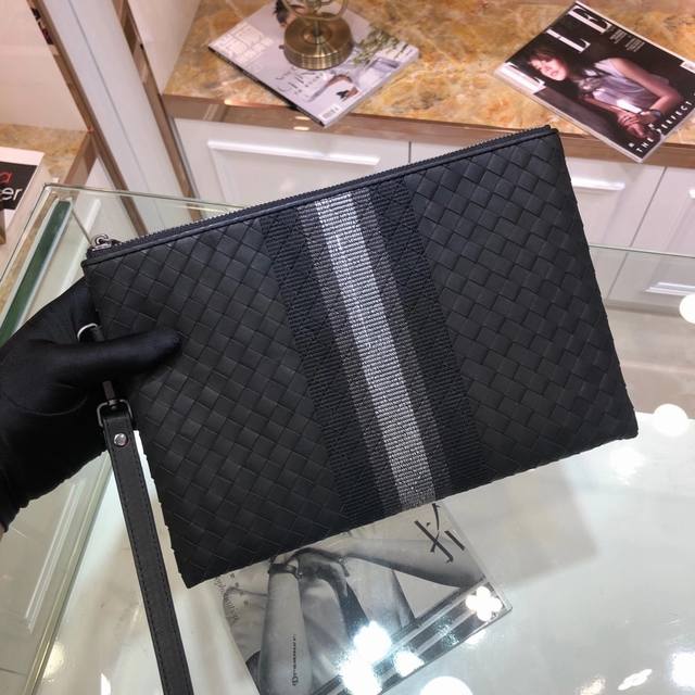 Bv意大利奢侈品牌，之所以矜贵，在于纵横交错的皮革简直就是耗时耗工的手工艺精品。以标志性作品Cabat为例，制作流程是，采用最顶级打蜡小皮，两两相对粘合在一起，