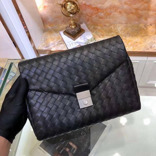 Bv-最新款男士手拿包原单品质 官网同步 采用顶级打腊胎牛皮 手感超赞 专柜原装五金 独特的设计风格 完美至极 细节做工精致 大气中有内涵 高端上档次 高品质尺